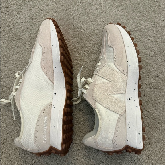New Balance 327 W size 10 - Picture 4 of 4